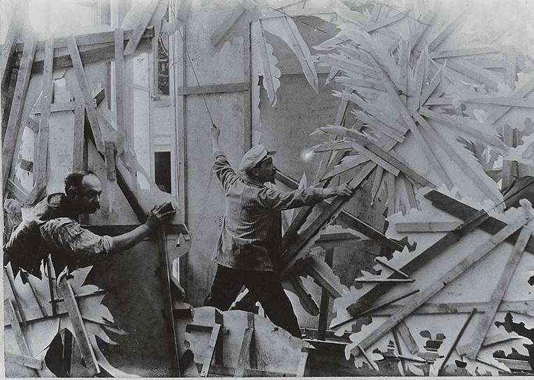 Жорж Мельес в своей студии в Монтрё, 1902 год
