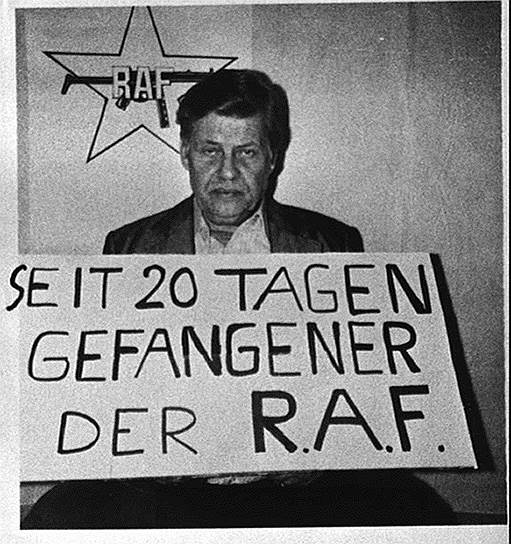 Похищенный Ганс Мартин Шляйер с плакатом «20 дней пленник RAF», 1977 год
