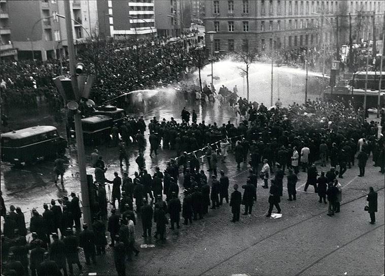 Разгон демонстрации протеста после покушения на лидера студентов Руди Дучке, Берлин, апрель 1968
