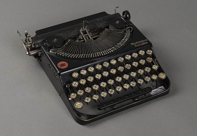 Пишущая машинка Remington Portable, принадлежавшая В. В. Маяковскому, США, 1920-е годы 
