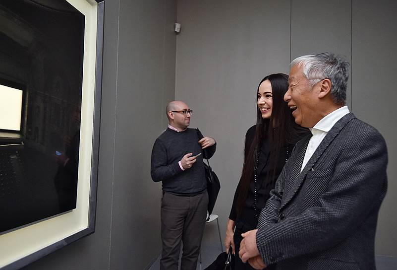 Балерина Диана Вишнева
и японский фотограф Хироси Сугимото (справа) на открытии выставки Сугимото «Прошлое
и настоящее в трех частях» в МАММ