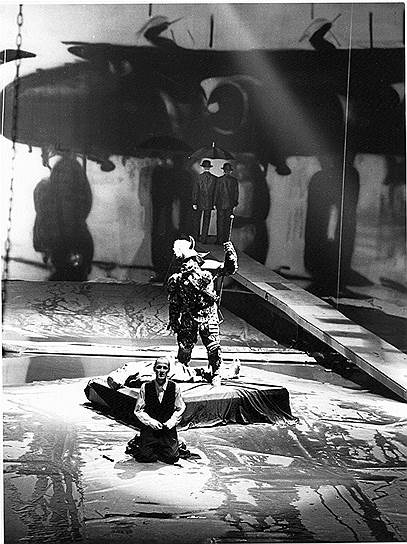 &quot;Гамлет-машина&quot;, режиссер Хайнер Мюллер, Дойчес-театр, 1990 год 
