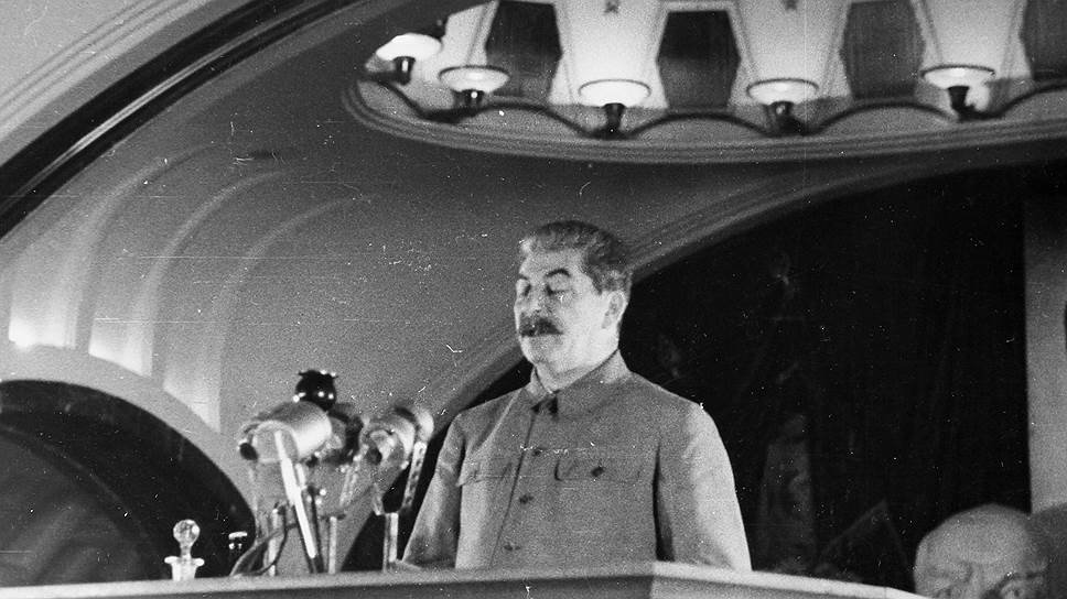 Иосиф Сталин на заседании, посвященном 24-ой годовщине революции. Станция метро &quot;Маяковская&quot;, 1941 год