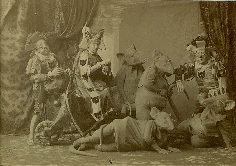 Фея Карабос со свитой в сцене из балета «Спящая красавица» Мариинского театра. Фотоателье «Фотография императорских театров», 1890 год