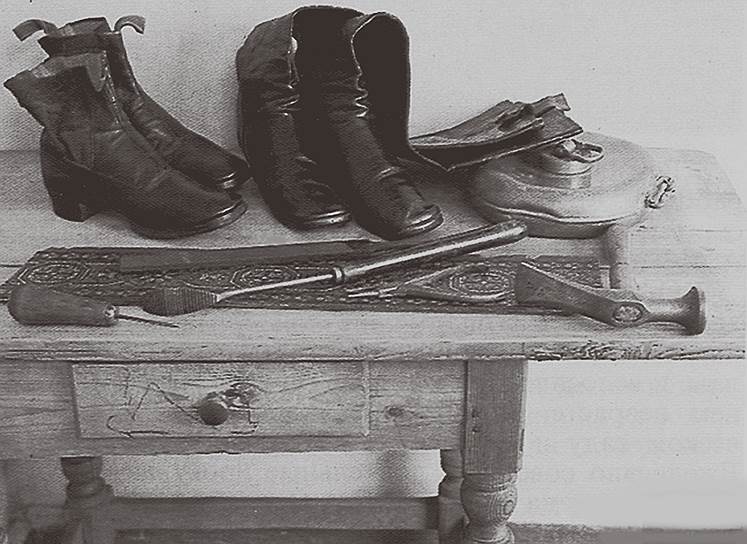 Сапожные инструменты и обувь, сшитая Львом Толстым
