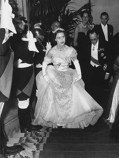 Принцесса Маргарет в платье, специально созданном для нее Кристианом Диором, и сэр Оливер Харви на благотворительном балу в Париже, 1951 год 
