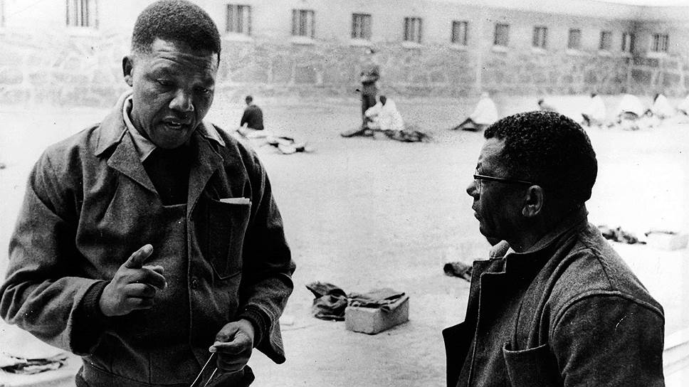 Нельсон Мандела и Уолтер Сисулу в тюрьме Роббен, 1966 год 
