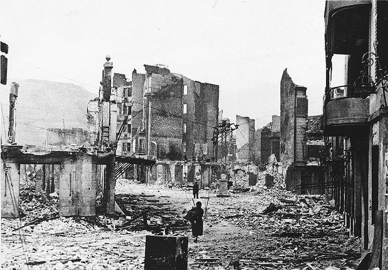 Баскская деревня Герника после немецкой бомбардировки, 26 августа 1937 года 
