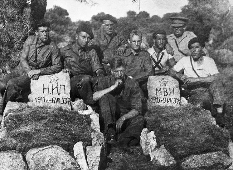 Советские танкисты у могил своих товарищей, погибших во время гражданской войны в Испании, 1937 год 
