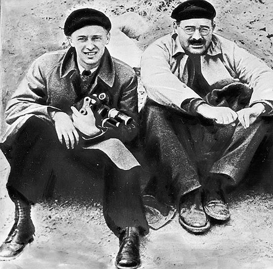 Кинорежиссер Роман Кармен (слева) и Эрнест Хемингуэй, 18 октября 1937 года 
