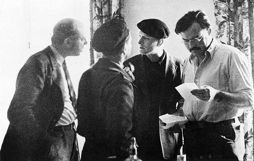 Слева направо: Джон Дос Пассос, матадор Сидни Франклин, Йорис Ивенс и Эрнест Хемингуэй в Мадриде во время гражданской войны 
