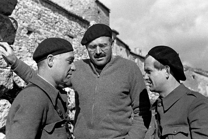 Справа налево: Густав Реглер, Эрнест Хемингуэй и Илья Эренбург, 1937 год 
