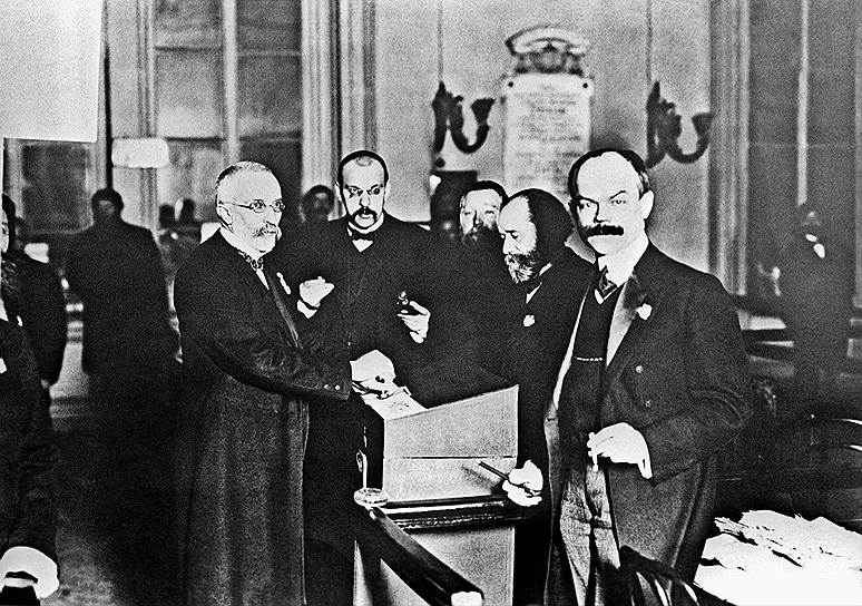 Опечатывание урны по окончании голосования на выборах в Городскую думу Санкт-Петербурга, март 1906 года