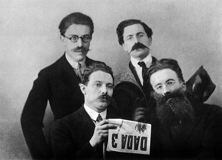 Слева направо: Андре Бретон, Рене Хилсум, сидят: Луи Арагон и Поль Элюар. Выход третьего номера Dada-Review, 1919 год 