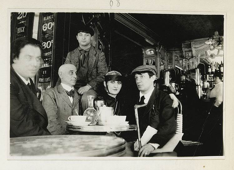 Слева направо: Мануэль Ортис де Зарате, Макс Жакоб, Моисей Кислинг (стоит), Эмильен Пакеретт Жесло, Пабло Пикассо. Фотография Жана Кокто, около 1916 года 