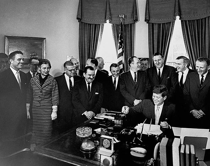 Президент Джон Ф. Кеннеди подписывает закон о Корпусе мира, 1961 год 
