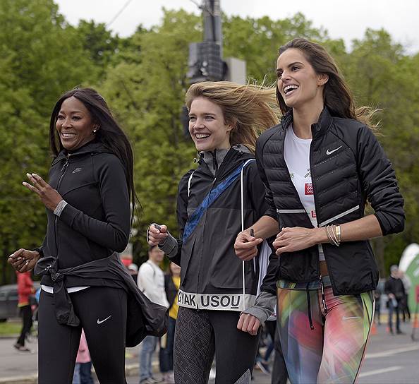Модели Наоми Кэмпбелл, Наталья Водянова и Изабель Гулар (слева направо) на благотворительном марафоне «Бегущие сердца»