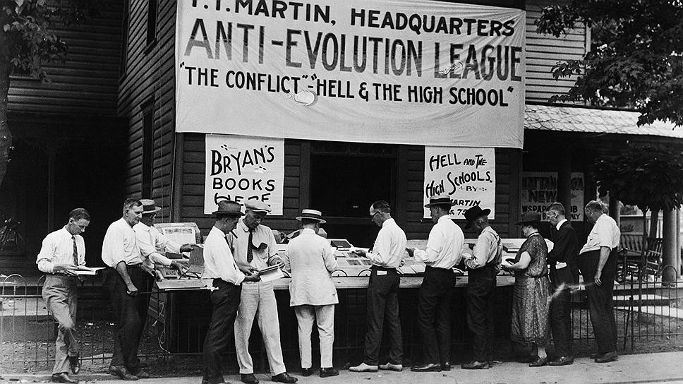 Фасад книжного магазина с антидарвинистскими лозунгами, 1925 год 