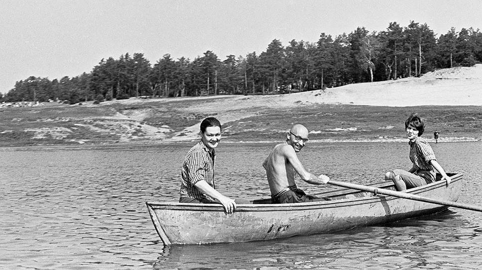 Слева направо: Валентина Кропивницкая, Оскар Рабин и их дочь Екатерина, 1968 год. Фото Игоря Пальмина <br>Фото: Архив Музея современного искусства «Гараж», Москва <br>.Коллекция Игоря Пальмина