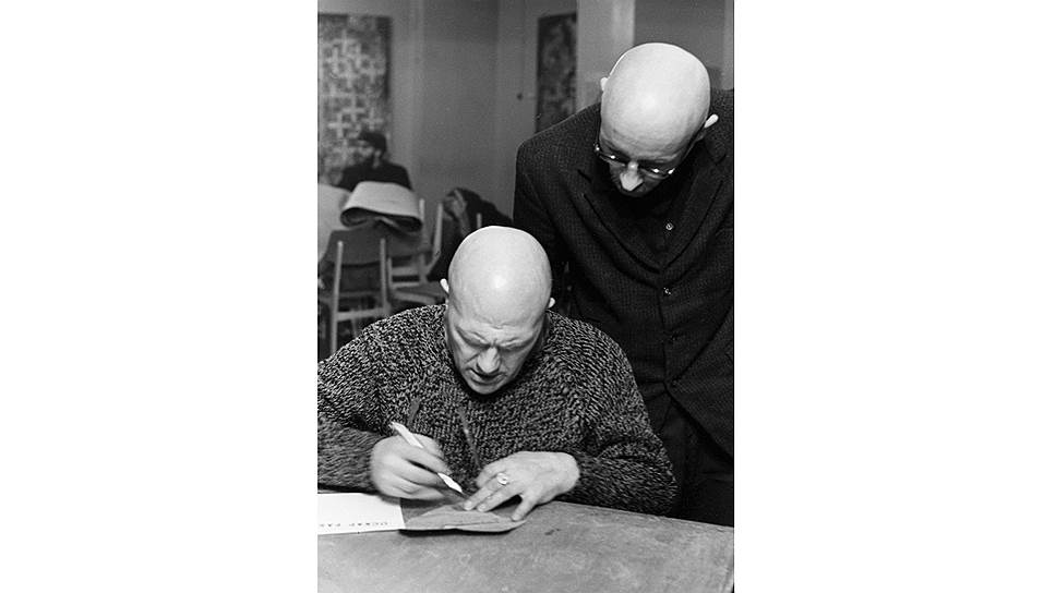 Лев Кропивницкий (слева) и Оскар Рабин на открытии однодневной выставки в Институте мировой экономики и международных отношений, 1969 год. Фото Игоря Пальмина