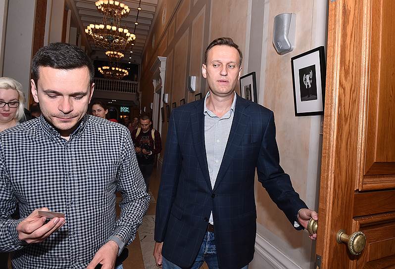 Политики Алексей Навальный (справа) и Илья Яшин (слева) перед показом фильма Леонида Парфенова и Сергея Нурмамеда &quot;Русские евреи. Фильм третий. После 1948 года&quot; в кинотеатре &quot;Пионер&quot; 