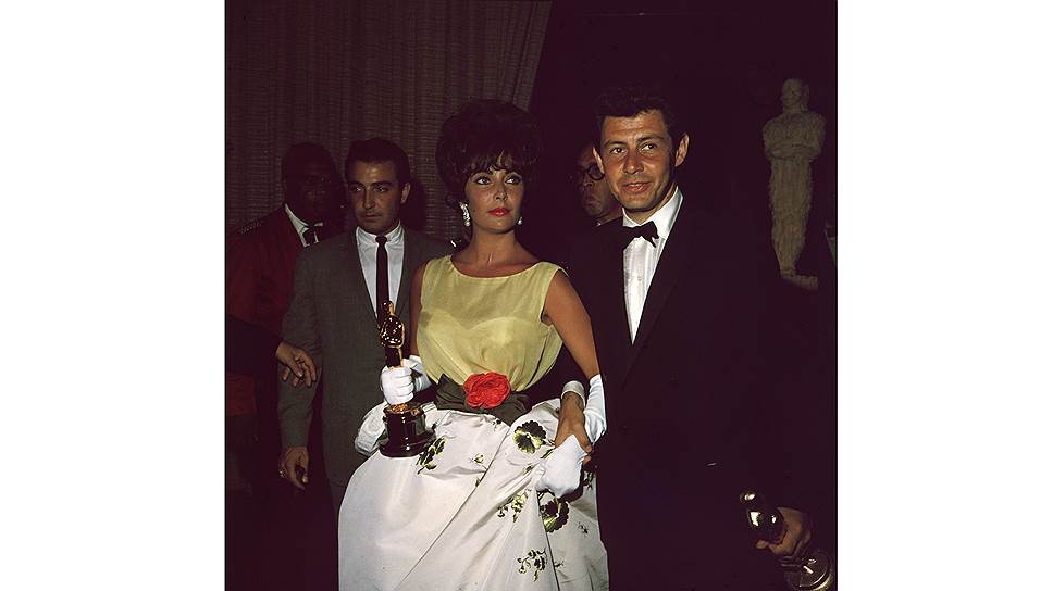 Элизабет Тейлор с «Оскаром» за «Баттерфилд, 8» в платье Christian Dior, 1961 год 
