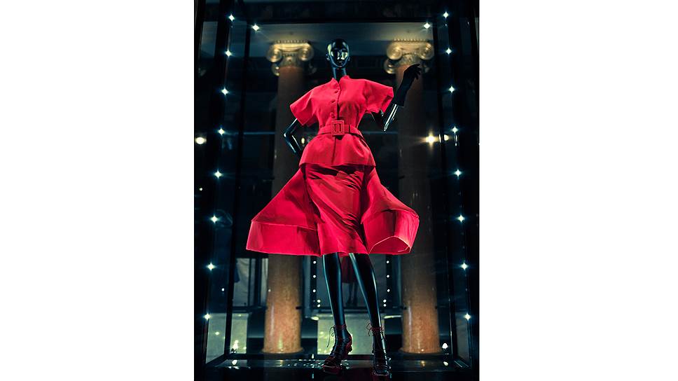Выставка «Dior: под знаком искусства» в ГМИИ имени Пушкина, 2011 год 
