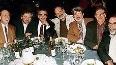 Слева направо: Рон Ховард, Стивен Спилберг, Мартин Скорсезе, Брайан Де Пальма, Джордж Лукас, Роберт Земекис и Фрэнсис Форд Коппола, около 1985 года 