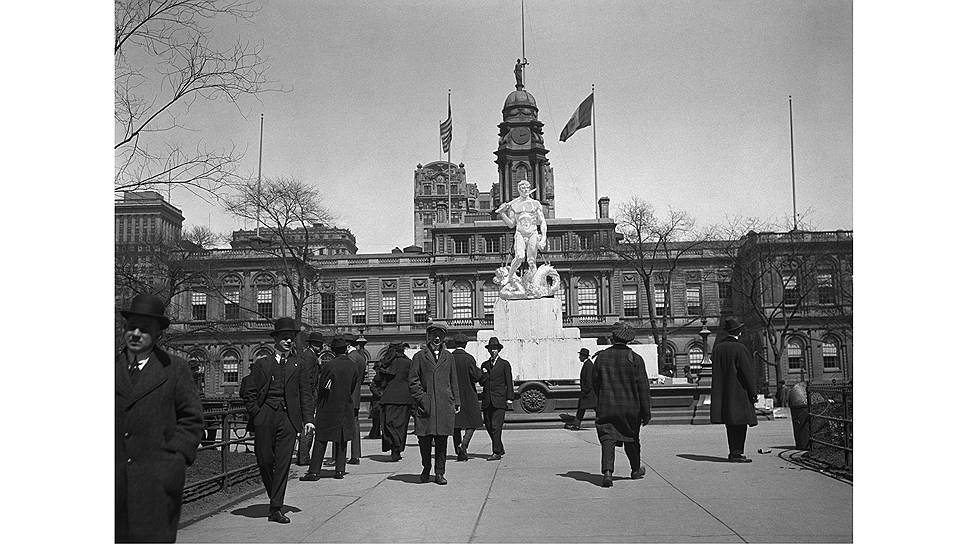 Памятник Гражданской добродетели перед мэрией Нью-Йорка, 1920-е годы