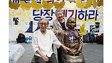 Бывшие узницы «домов для утешения», Ким Бок-дон и Гил Вон-ок, рядом с памятником «Женщинам для утешения» в Сеуле, 2016 год 