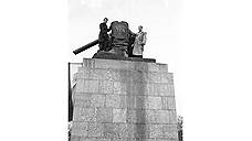 Постамент с остатками памятника Иосифу Сталину. Будапешт, 1956 год 
