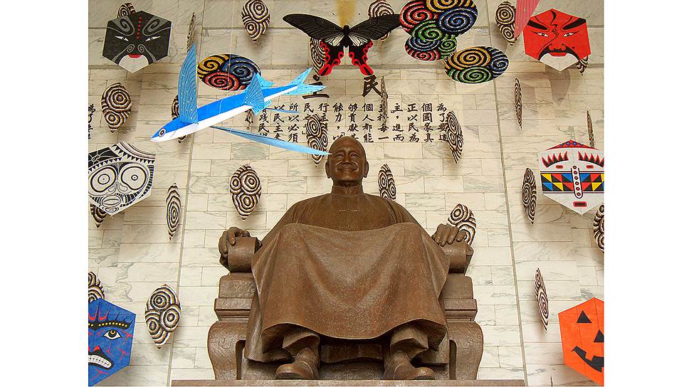 Памятник Чан Кайши на входе в Национальный мемориальный зал демократии на Тайване, 2008 год