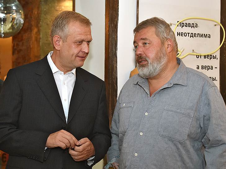 Бизнесмен Сергей Капков и журналист Дмитрий Муратов (справа) на праздновании пятилетнего юбилея &quot;Гоголь-центра&quot;