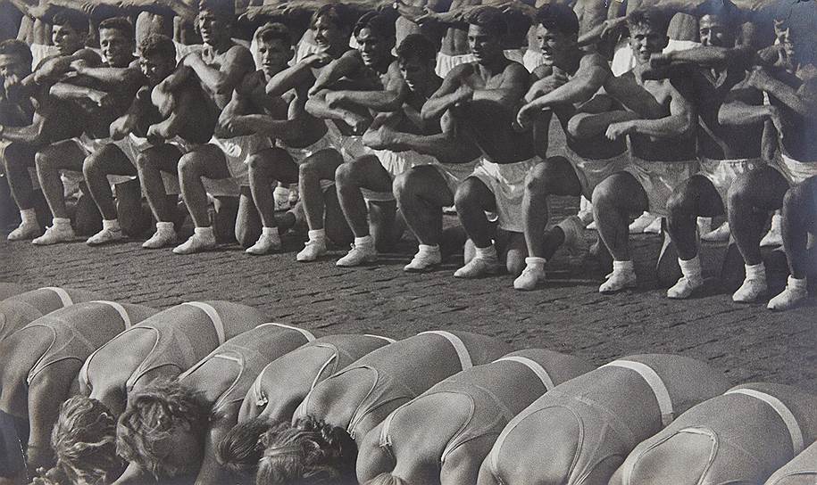 Ритмическая гимнастика на Красной площади. Фотограф Александр Родченко, 1936