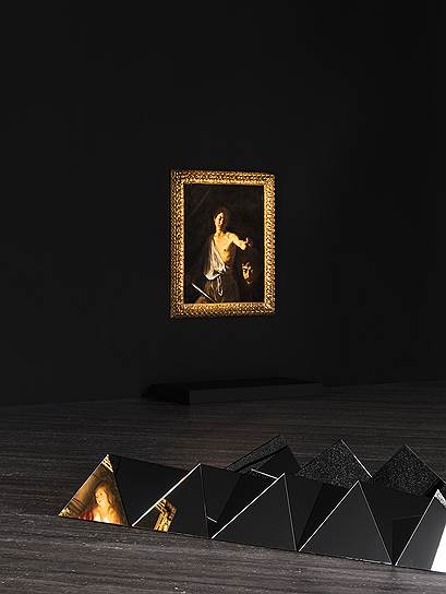 На первом плане: Карла Ароча и Стефан Шраенен. «Circa Tabaс», 2007. На втором: Караваджо.
«Давид с головой Голиафа», 1610