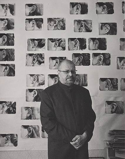 Владимир Сальников на фоне работ из серии «10 000 левых женских ушей»