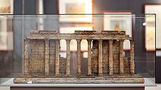 Модель руин храма Адриана на Марсовом поле в Риме