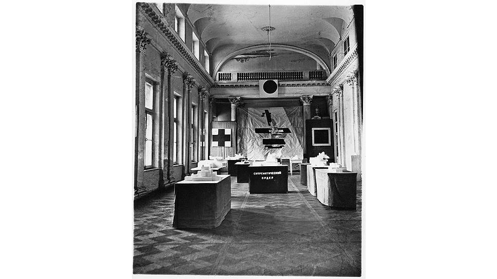 Экспозиция отчетной выставки Государственного института художественной культуры (ГИНХУК). Зал «супрематического ордера», 1926