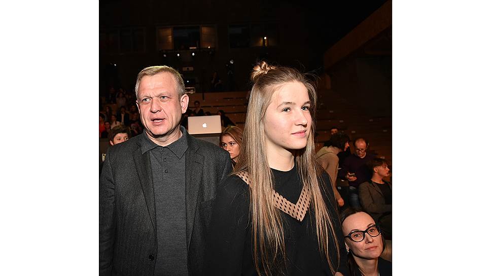 Бизнесмен Сергей Капков с дочерью Софьей на концерте, посвященном шестилетию театра «Гоголь-центр»