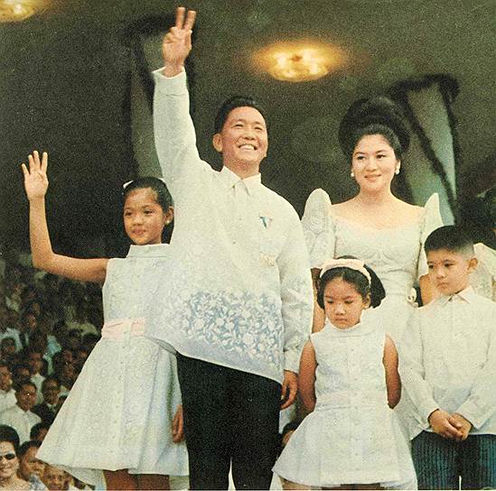 Президент Филиппин Фердинанд Маркос с семьей на инаугурации, 1969