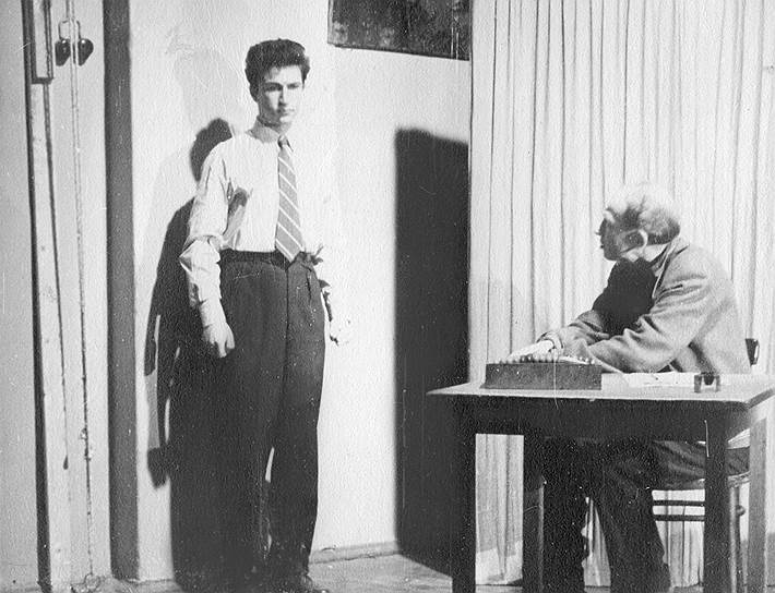 Игорь Кваша (слева) и Евгений Евстигнеев на генеральной репетиции «Матросской тишины», 1958 