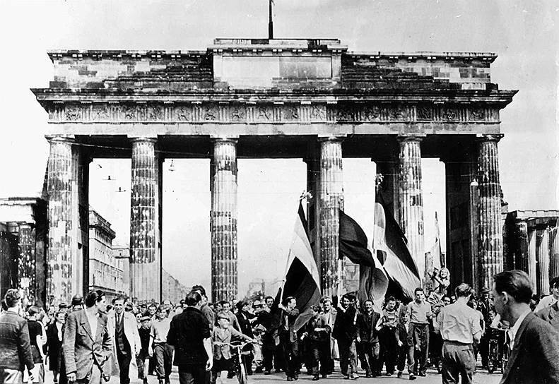 Демонстрация восточноберлинских рабочих у Бранденбургских ворот, Западный Берлин, 17 июня 1953 