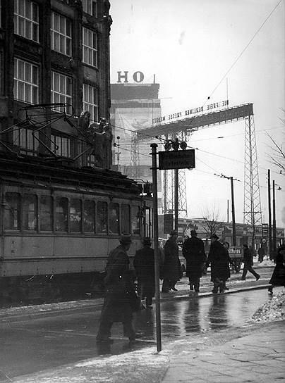 Потсдамская площадь, перекрытая для движения гражданского транспорта из Западного Берлина, 1953