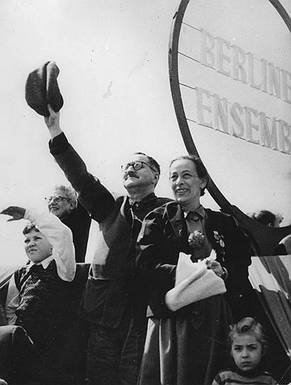 Бертольт Брехт и Элен Вейгель на первомайской демонстрации, Восточный Берлин, 1954