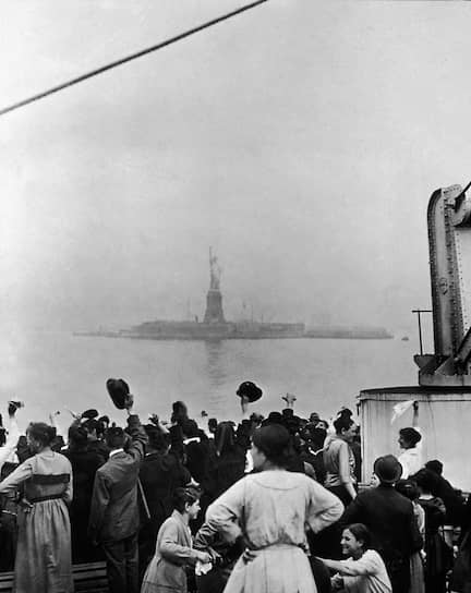 Европейские эмигранты на пароходе в Нью-Йоркской бухте, 1915