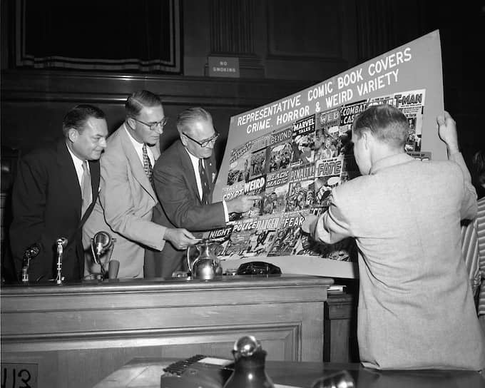 Сенаторы Томас Д. Хеннингс, Эстес Кефовер, Роберт С. Хендриксон и профессор юриспруденции Ричард Кленденен (слева направо) на слушаниях Комиссии по проблеме молодежной преступности, 1953
