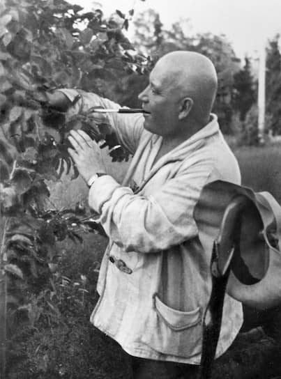 Демьян Бедный на даче в Мамонтовке, 1930