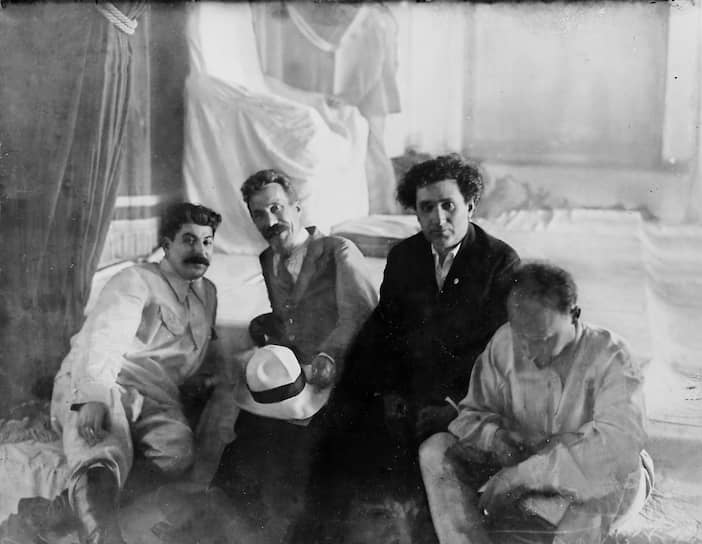 Иосиф Сталин, Лев Каменев, Григорий Зиновьев и Николай Бухарин, 1924