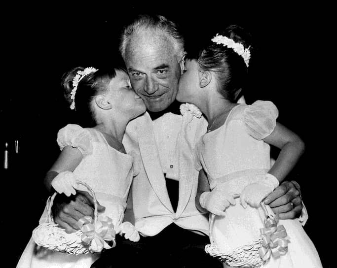 Барри Голдуотер с внучками, 1964
