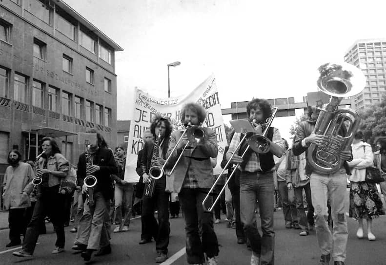 Хайнер Гёббельс в составе «Так называемого леворадикального духового оркестра» во время уличной акции, Франкфурт-на-Майне, середина 1970-х
